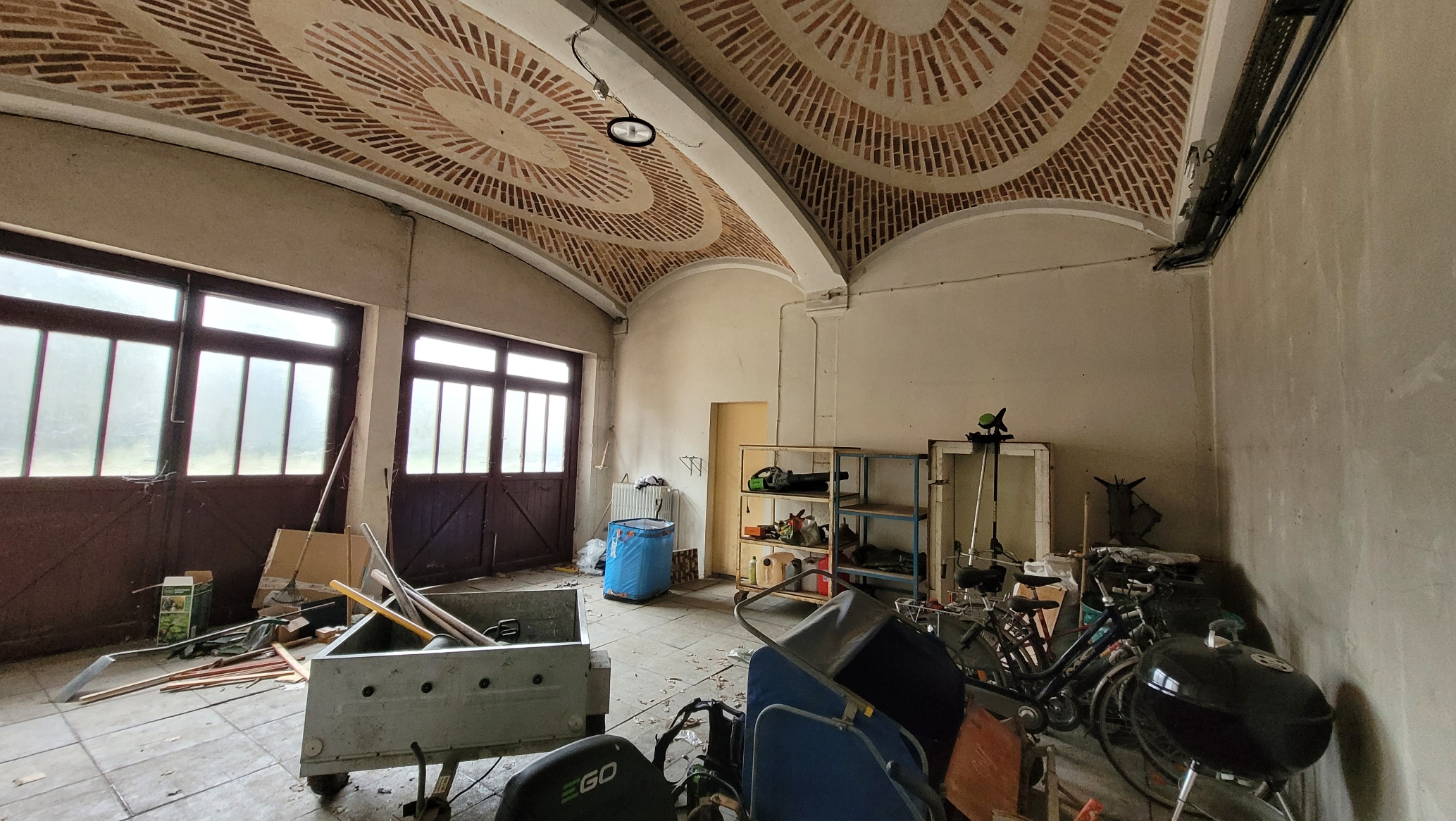Intérieur du Dôme — voûte en briques rayonnantes du château de Moncé, état actuel en cours de déblaiement